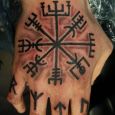 Vegvisir och runor på handen och fingrarna